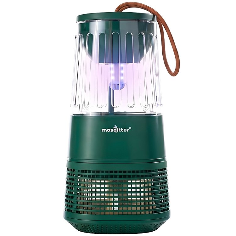 Mosqitter Mini με αναμμένη λάμπα UV πάνω σε κορμό στον κήπο, μακριά από το κιόσκι όπου κάθεται γυναίκα με σκυλάκι