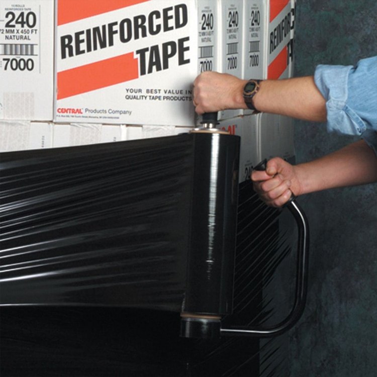 Stretch Film Μαύρο 50cm 1,8kg 150m – χρήση σε παλέτα συσκευασίας