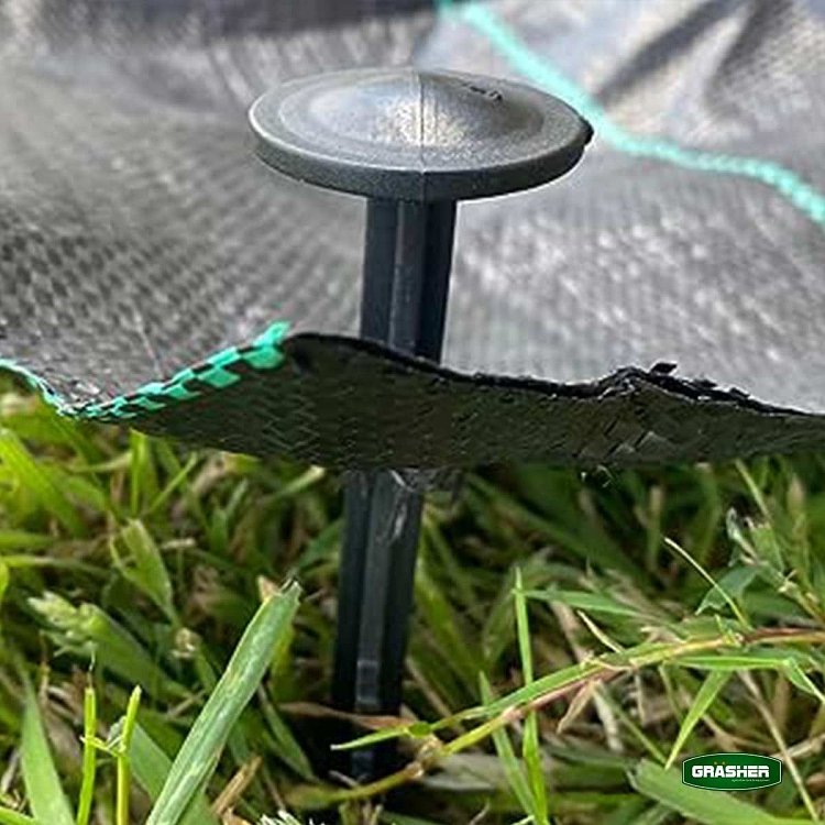 Τοποθέτηση πασάλων Grasher σε μαύρο γεωύφασμα εδαφοκάλυψης