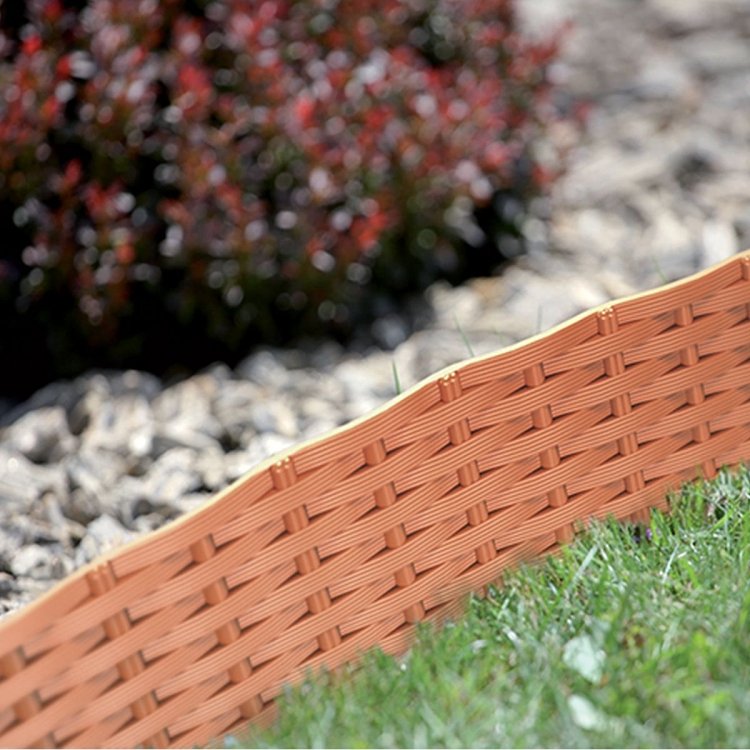 Φράχτης PROSPERPLAST – χρήση γύρω από κεραμικές γλάστρες σε βεράντα