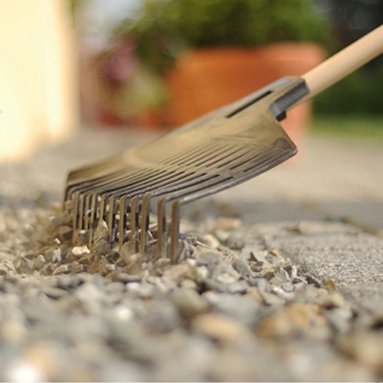 Τσουγκράνα PROSPERPLAST Focus Rake – χρήση σε καθαρισμό κήπου