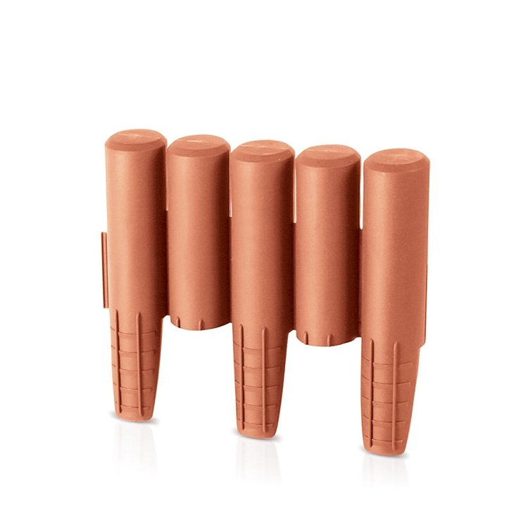 Φράχτης PROSPERPLAST Τερακότα – προϊόν δίπλα σε ανθισμένα γεράνια