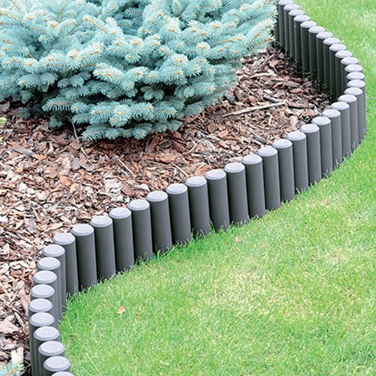 Prosperplast Πλαστικός Φράχτης Κήπου – προϊόν δίπλα σε ανθισμένα φυτά