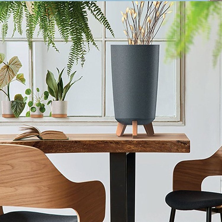 PROSPERPLAST Gracia Tubus Slim Eco Γλάστρα – λεπτομέρεια ποδιών