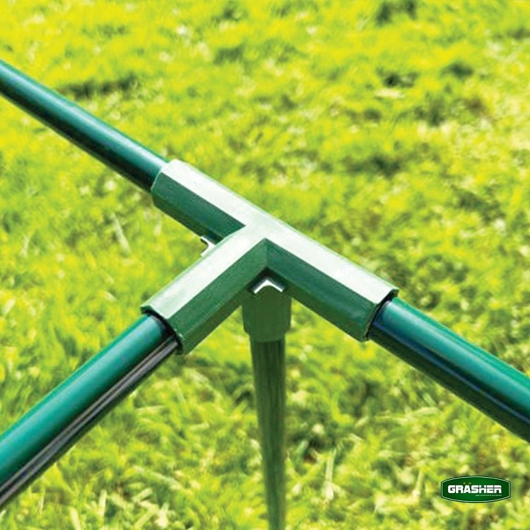 Κοντινή λήψη γωνιακού συνδέσμου 4 θέσεων για σταθερή ένωση πασάλων.