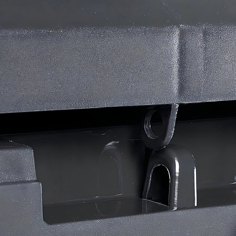 Prosperplast Boardebox 190 L ανθρακί τοποθετημένο σε βεράντα δίπλα σε ξύλινο σκαμπό, για σύγκριση μεγέθους