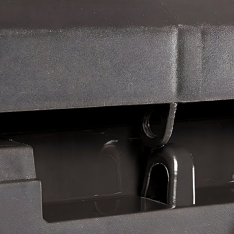 Prosperplast Boardebox 190 L σκούρο καφέ τοποθετημένο σε βεράντα δίπλα σε ξύλινο σκαμπό, για σύγκριση μεγέθους