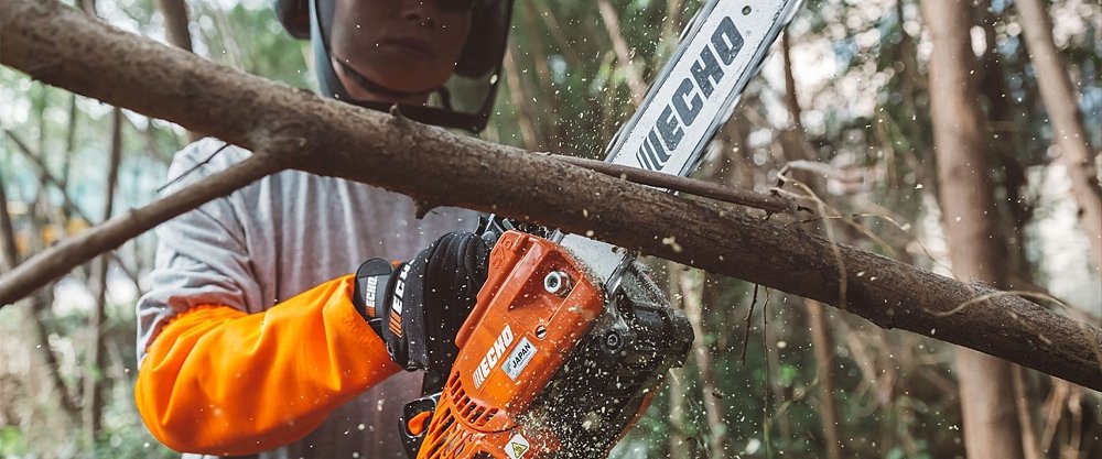 ECHO CS-2511TES – μηχάνημα δίπλα σε υγιή φυτά